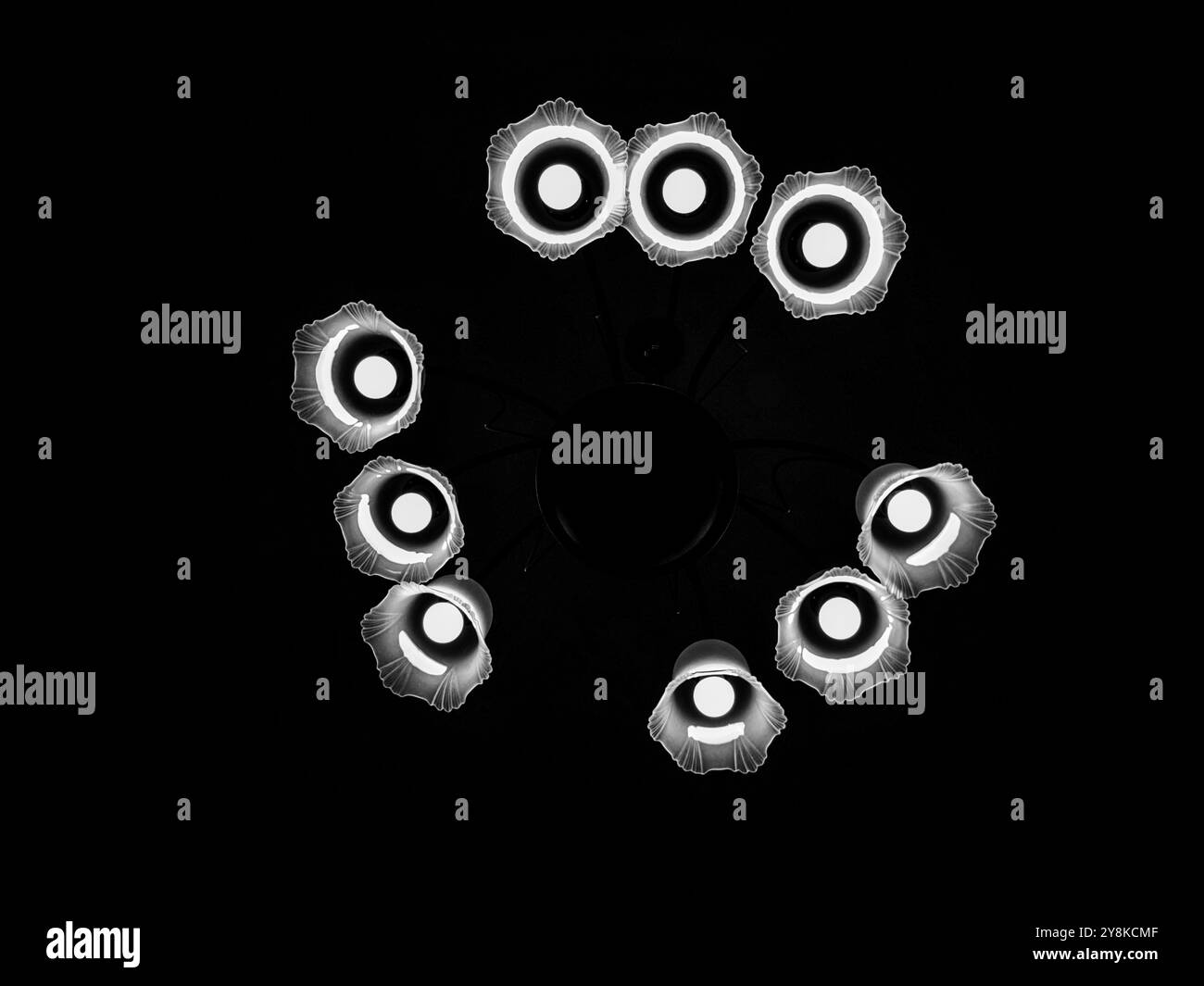 Alien Invasion Concept: Neun Glühbirnen vor dunklem Hintergrund Stockfoto