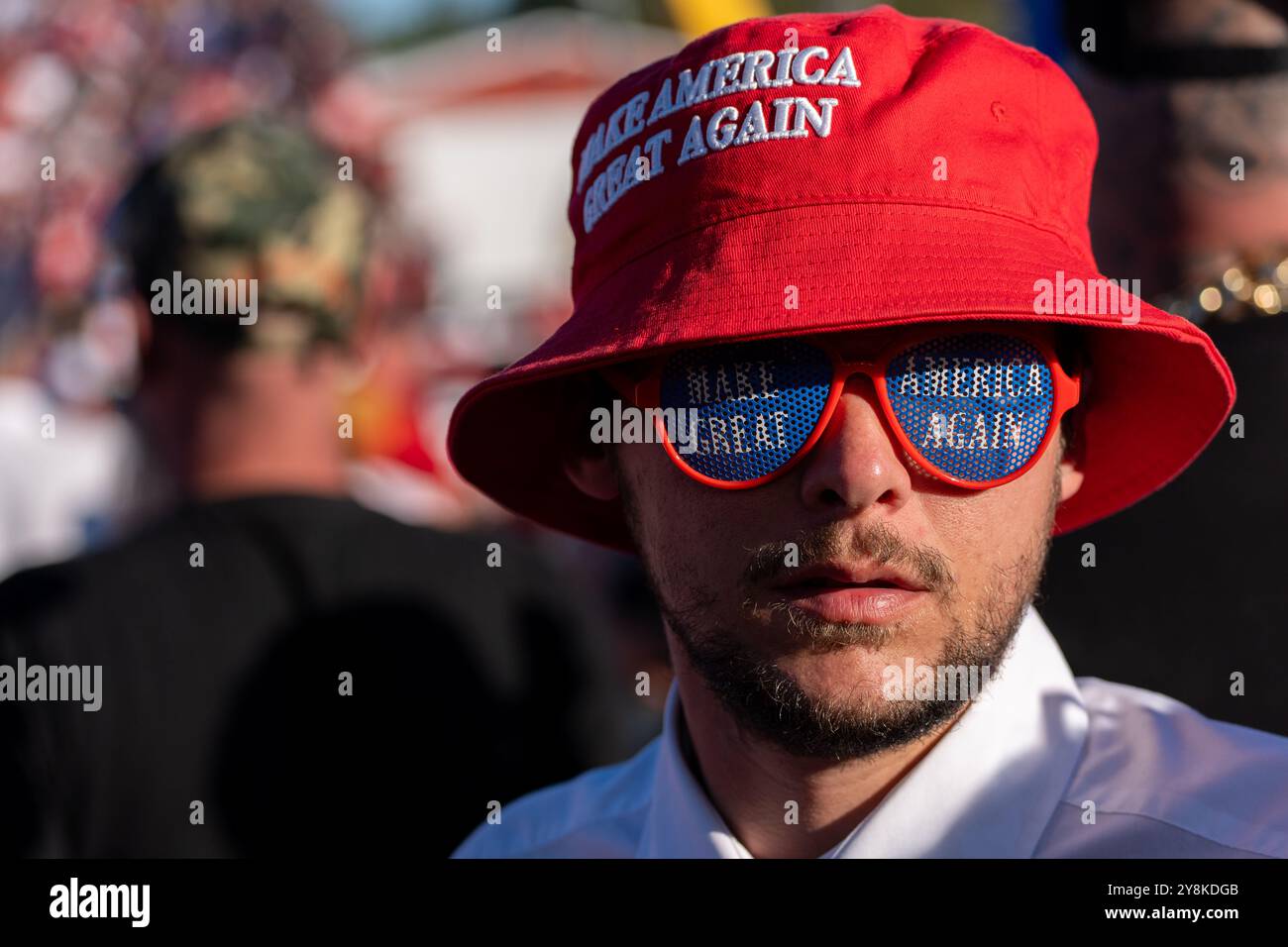 Butler, Usa. Oktober 2024. Trump-Anhänger nehmen an der Kundgebung in Butler während einer Trump-Kundgebung einen Monat vor der US-Wahl Teil. Der republikanische Präsidentschaftskandidat Donald Trump hält eine Kundgebung in Butler, Pennsylvania ab, wo im Juli 2024 ein Attentat stattfand, bei dem der pensionierte Feuerwehrmann Corey Comperatore getötet wurde. Elon Musk und der stellvertretende Präsidentschaftskandidat J.D. Vance werden ebenfalls bei der Veranstaltung sprechen. (Foto: Jen Golbeck/SOPA Images/SIPA USA) Credit: SIPA USA/Alamy Live News Stockfoto