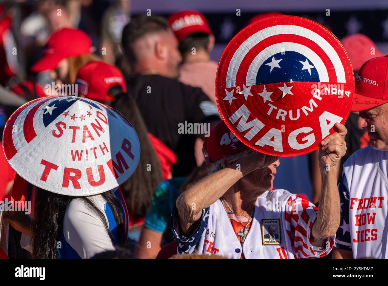 Butler, Usa. Oktober 2024. Trump-Anhänger nehmen an der Kundgebung in Butler während einer Trump-Kundgebung einen Monat vor der US-Wahl Teil. Der republikanische Präsidentschaftskandidat Donald Trump hält eine Kundgebung in Butler, Pennsylvania ab, wo im Juli 2024 ein Attentat stattfand, bei dem der pensionierte Feuerwehrmann Corey Comperatore getötet wurde. Elon Musk und der stellvertretende Präsidentschaftskandidat J.D. Vance werden ebenfalls bei der Veranstaltung sprechen. Quelle: SOPA Images Limited/Alamy Live News Stockfoto