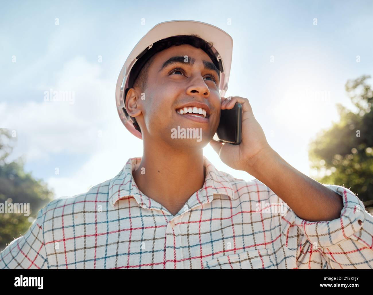 Glücklicher Mann, Telefonanruf und Landwirtschaft für Landwirtschaft, Kommunikation oder Nachhaltigkeit als Ingenieur. Männliche Person, Mobiltechnik und Umgebung für Betrüger Stockfoto