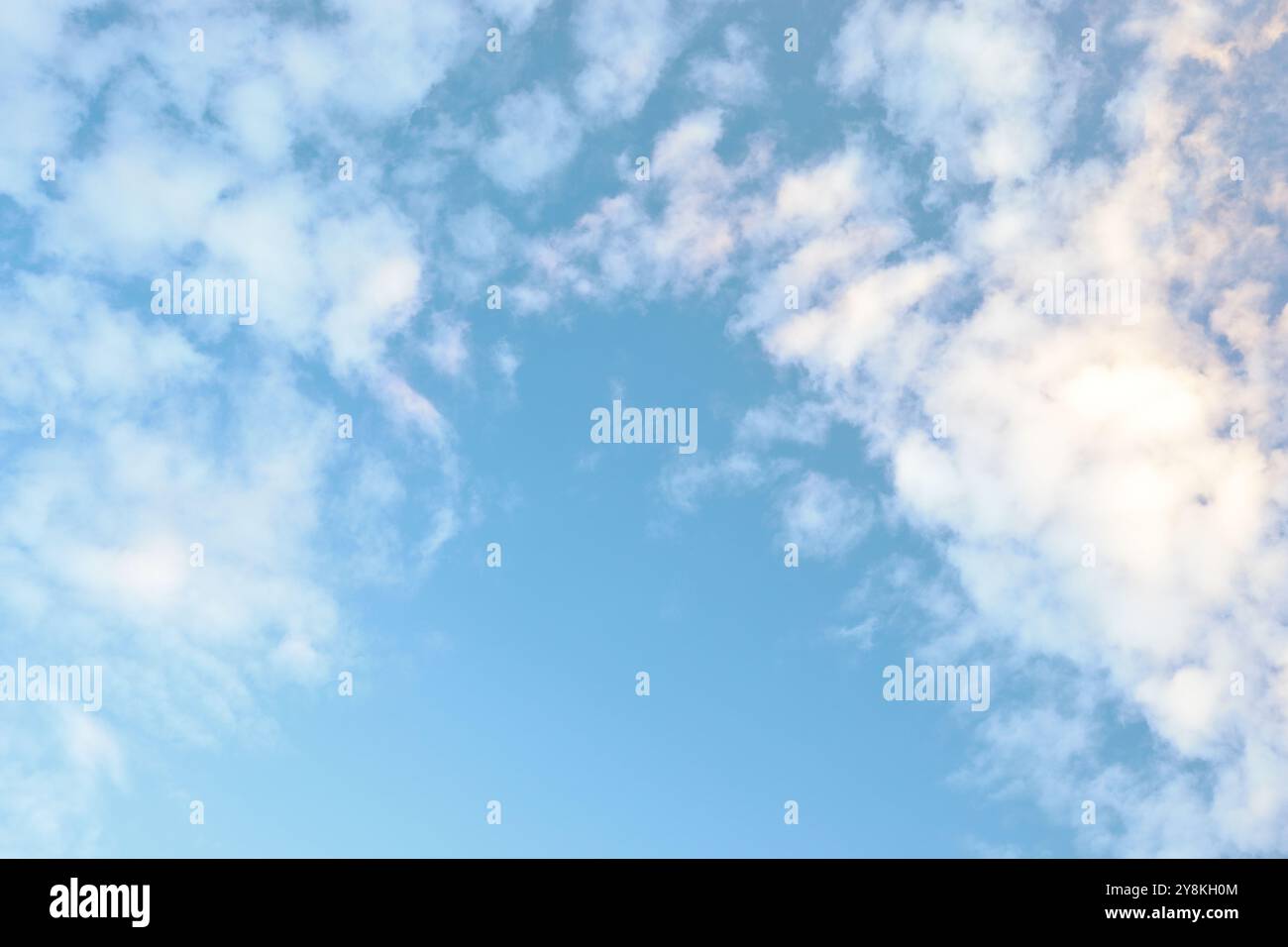 Hellblauer Himmel mit weichen weißen Wolken am Nachmittag in einer ruhigen Umgebung im Freien Stockfoto