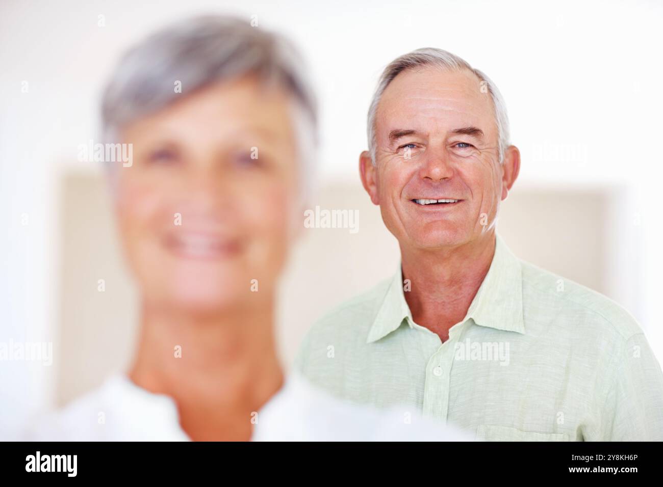 Heim, Seniorenmann und Lachen im Porträt für Ruhestand, Trost und Glück mit positiver Einstellung. Älteres Paar, männlicher Mensch und alte Frau in m Stockfoto