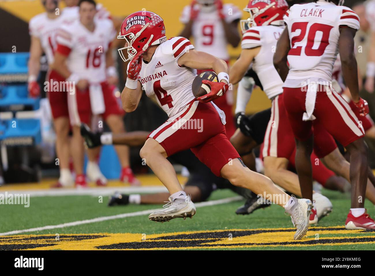 5. Oktober 2021: Louisiana-Lafayette Ragin Cajuns Wide Receiver Jacob Bernard (4) spielt den Ball während eines College-Fußballspiels zwischen der University of Louisiana RaginÕ Cajuns und den Southern Miss Golden Eagles im M.M. Roberts Stadium in Hattiesburg, Mississippi. Bobby McDuffie/CSM Stockfoto