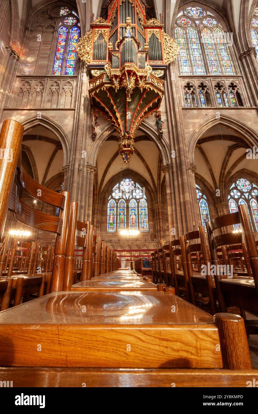 STRASSBURG, FRANKREICH - 21. SEPTEMBER 2024: Innere der Kathedrale Notre-Dame de Straßburg im Elsass Stockfoto