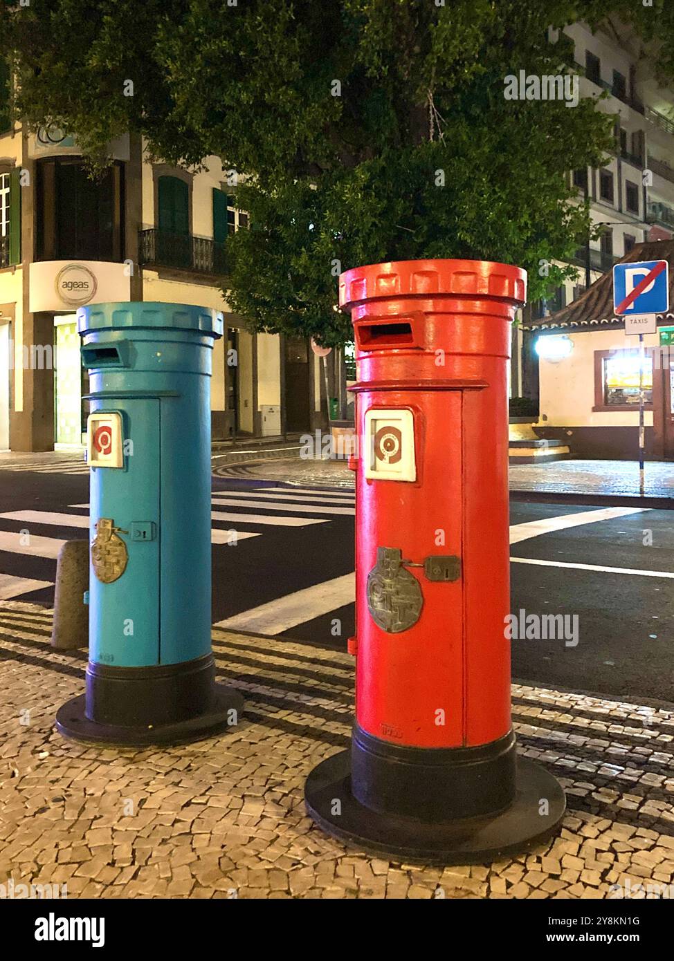 Rote und blaue Postfächer in Funchal, Madeira - Smartphone-aufgenommenes Stockfoto