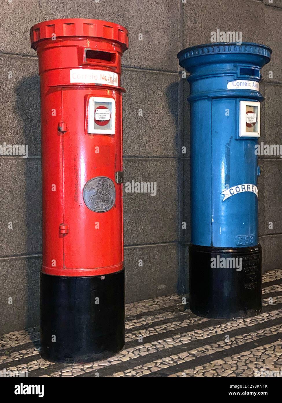 Rote und blaue Postfächer in Funchal, Madeira Stockfoto