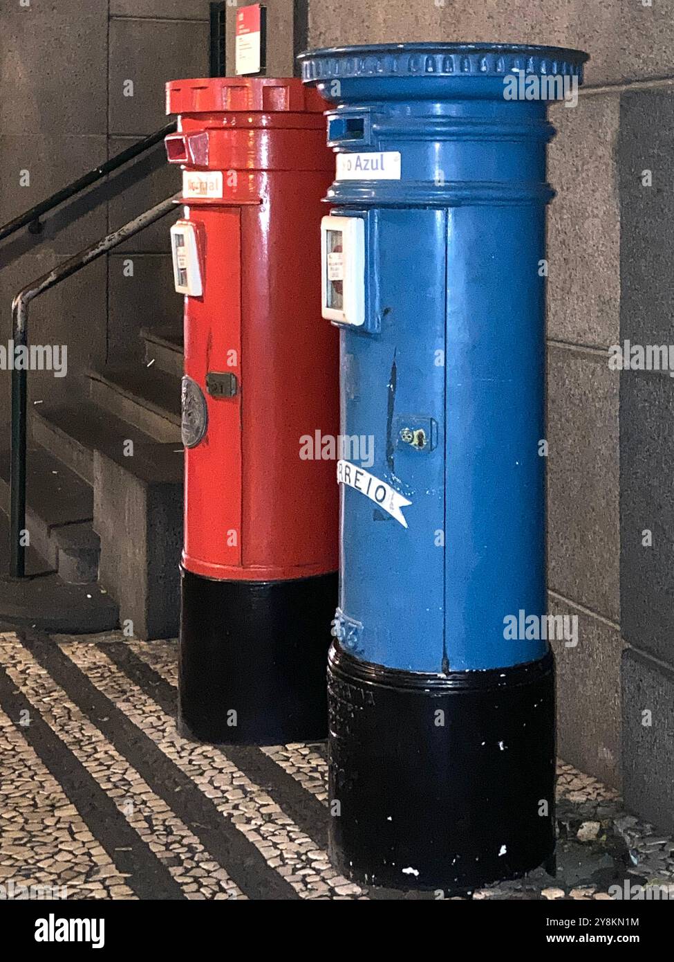Rote und blaue Postfächer in Funchal, Madeira - Smartphone-aufgenommenes Stockfoto