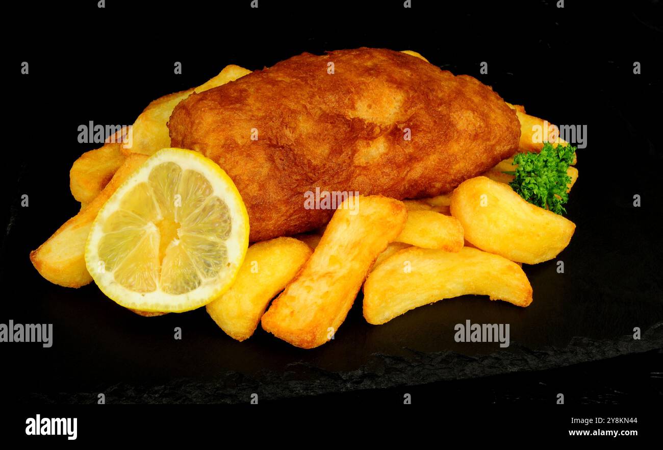 Kabeljaufilet in Bier mit groben Pommes frites und Zitronengarnitur Stockfoto