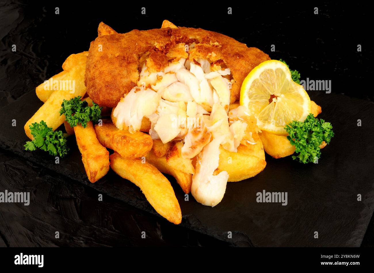 Kabeljaufilet in Bier mit groben Pommes frites und Zitronengarnitur Stockfoto