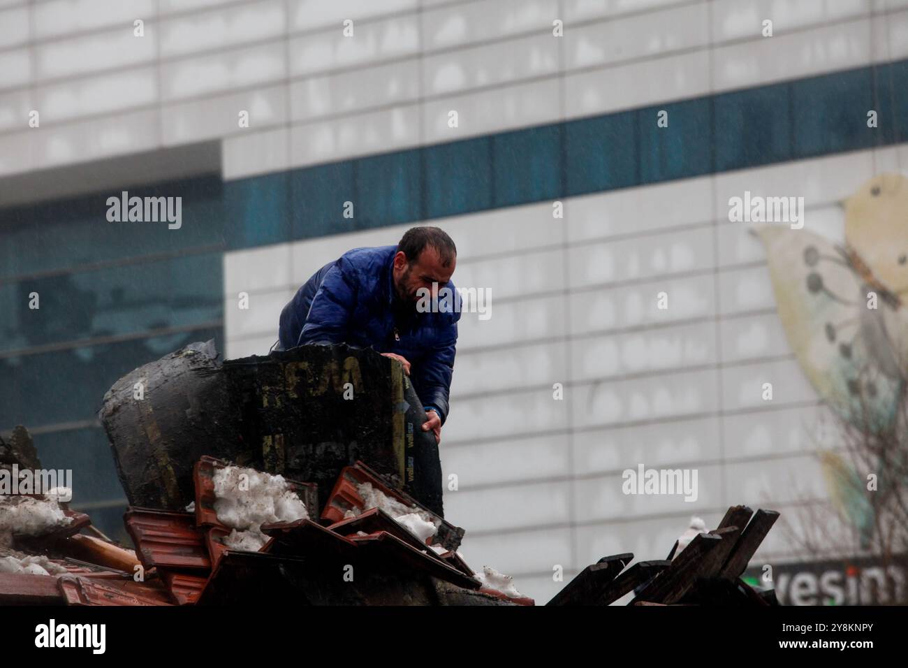 Gaziantep, Türkei. Februar 2023. Rettungseinsätze werden durchgeführt, um Menschen zu retten, die unter den Trümmern in Gaziantep gefangen sind, nachdem ein Erdbeben der Stärke 7,8 in der Südtürkei stattgefunden hatte. Nach Angaben türkischer Beamter wurden in der Türkei nach dem Beben am Montag mindestens 284 Menschen getötet und mehr als 2300 verletzt. Das Erdbeben traf auch Nordwest-Syrien, wo 230 Menschen ums Leben kamen Stockfoto