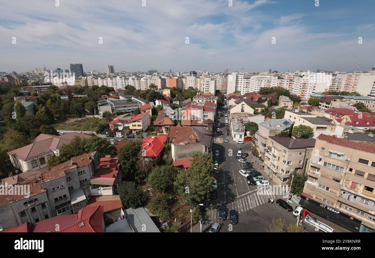 Bukarest, Rumänien - 13. September 2024: Luftblick über Bukarest an einem sonnigen Herbsttag. Stockfoto