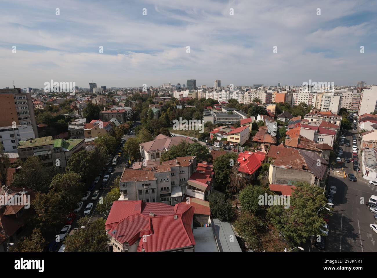 Bukarest, Rumänien - 13. September 2024: Luftblick über Bukarest an einem sonnigen Herbsttag. Stockfoto