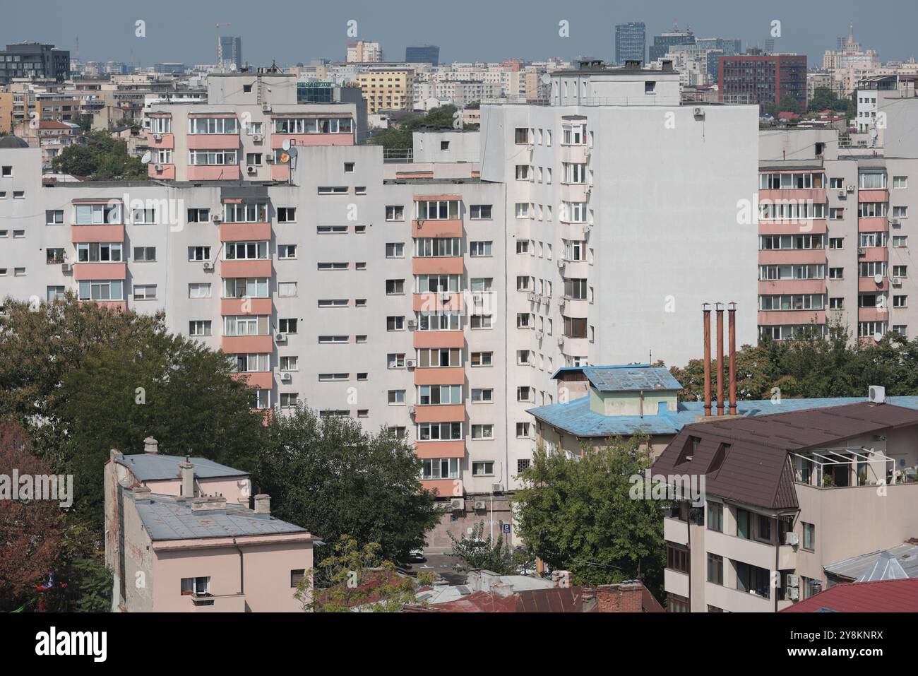 Bukarest, Rumänien - 13. September 2024: Luftblick über Bukarest an einem sonnigen Herbsttag. Stockfoto