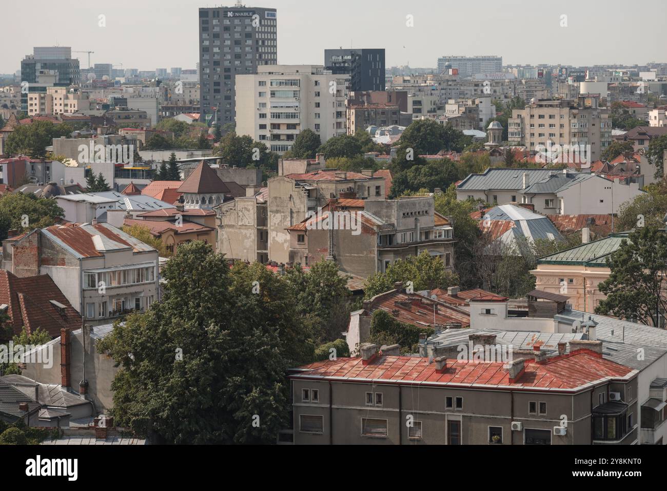 Bukarest, Rumänien - 13. September 2024: Luftblick über Bukarest an einem sonnigen Herbsttag. Stockfoto