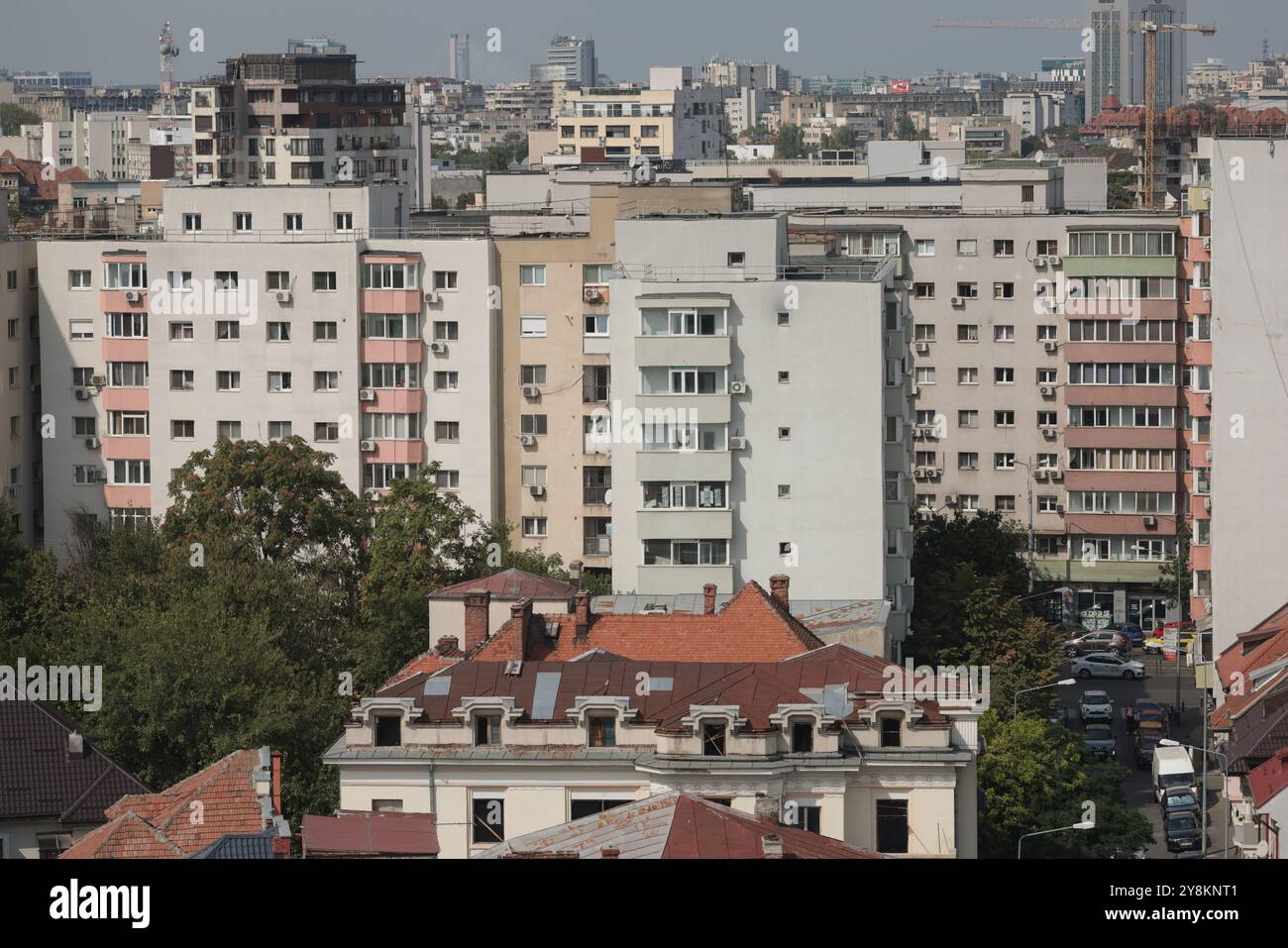 Bukarest, Rumänien - 13. September 2024: Luftblick über Bukarest an einem sonnigen Herbsttag. Stockfoto