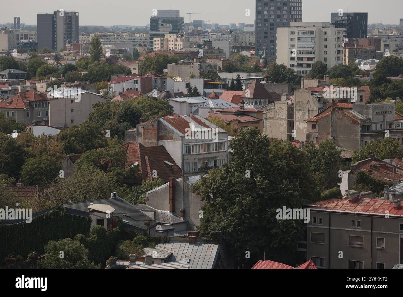 Bukarest, Rumänien - 13. September 2024: Luftblick über Bukarest an einem sonnigen Herbsttag. Stockfoto