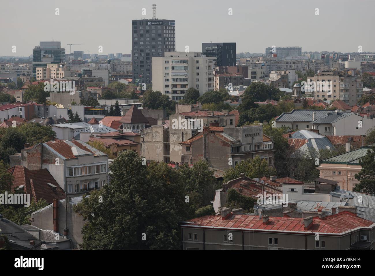 Bukarest, Rumänien - 13. September 2024: Luftblick über Bukarest an einem sonnigen Herbsttag. Stockfoto