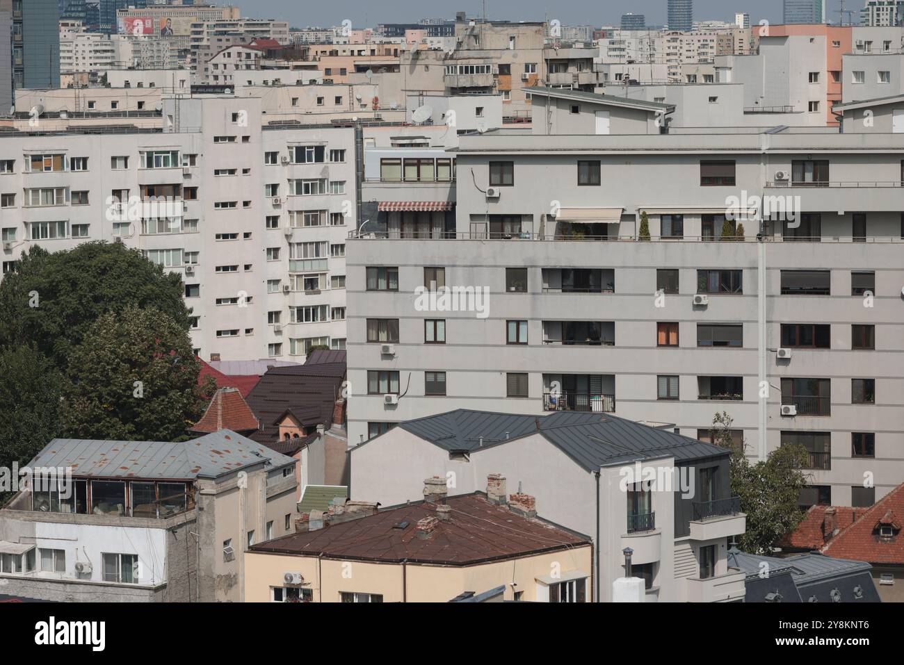 Bukarest, Rumänien - 13. September 2024: Luftblick über Bukarest an einem sonnigen Herbsttag. Stockfoto