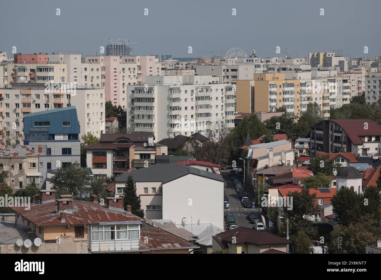 Bukarest, Rumänien - 13. September 2024: Luftblick über Bukarest an einem sonnigen Herbsttag. Stockfoto