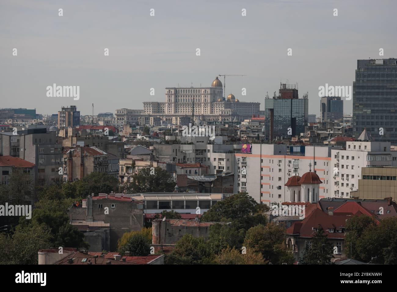 Bukarest, Rumänien - 13. September 2024: Luftblick über Bukarest an einem sonnigen Herbsttag. Stockfoto