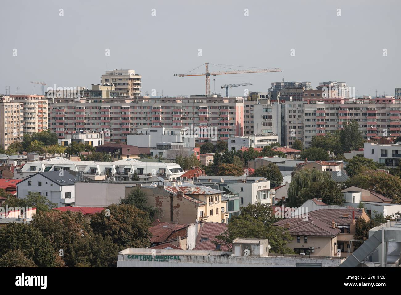Bukarest, Rumänien - 13. September 2024: Luftblick über Bukarest an einem sonnigen Herbsttag. Stockfoto