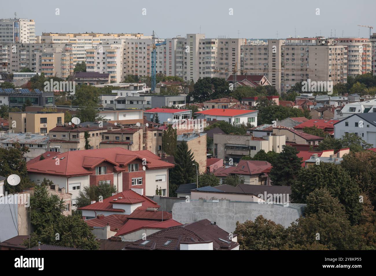 Bukarest, Rumänien - 13. September 2024: Luftblick über Bukarest an einem sonnigen Herbsttag. Stockfoto
