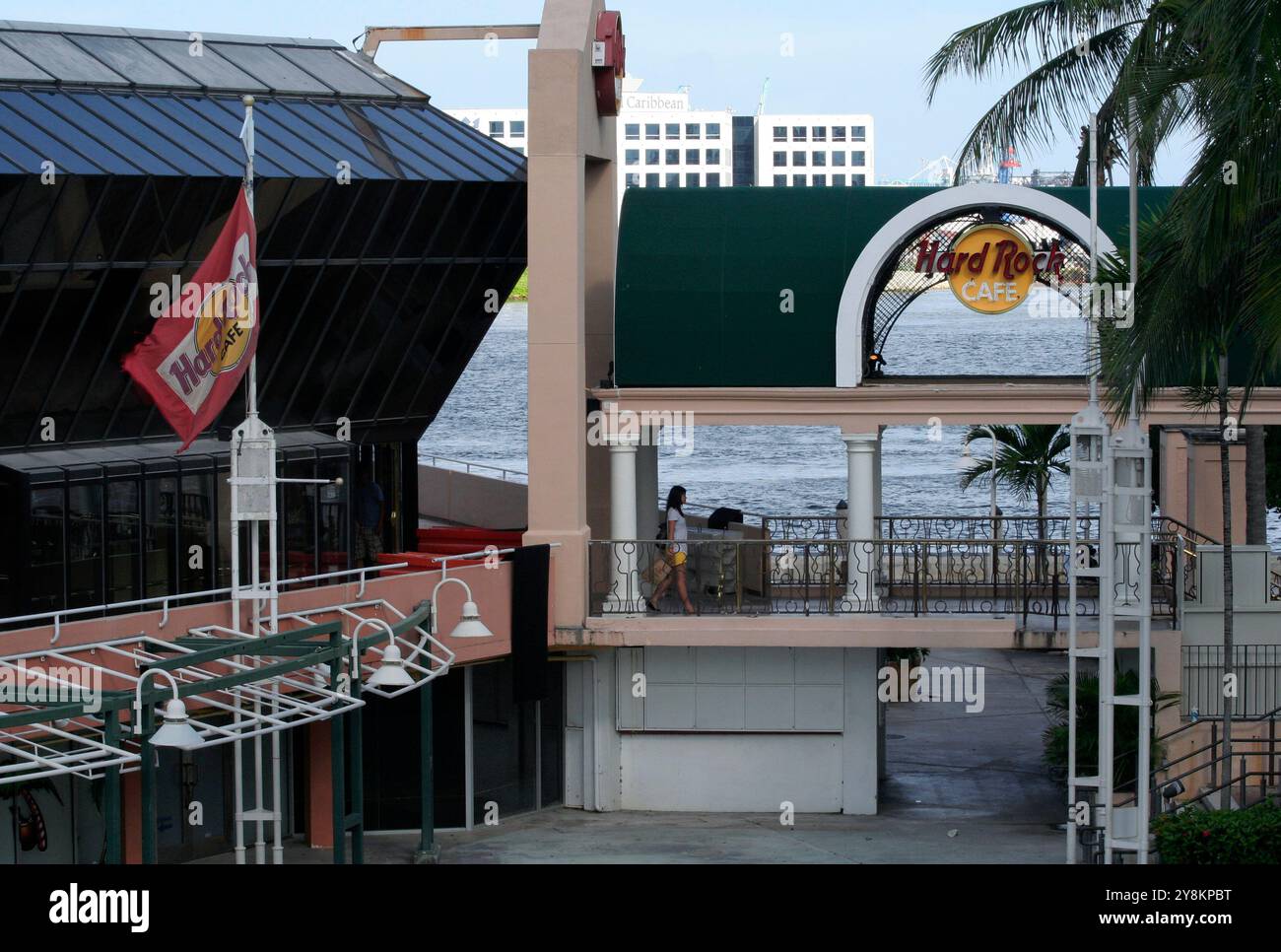 MIAMI, FLORIDA-17. AUGUST 2009: Unbekannter Kunde verlässt das berühmte American Chain Restaurant Hard Rock Cafe am Bayside Marketplace Stockfoto