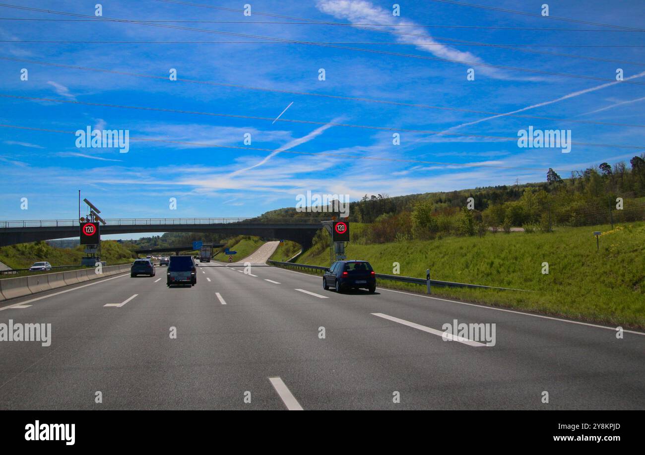 Dreispurige Autobahn mit temporärem Geschwindigkeitsbegrenzungsschild (Autobahn A8 bei Leonberg, Deutschland) Stockfoto