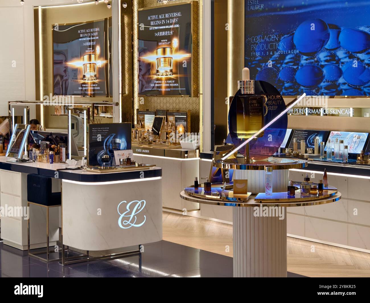 KUALA LUMPUR, MALAYSIA - 28. AUGUST 2024: Einzelhandelsgeschäft der Marke Estee Lauder im großen Einkaufszentrum Stockfoto