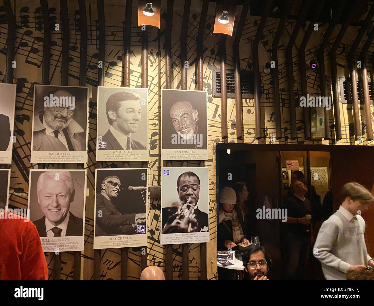 Prag, Reduta Jazz Club Prag, berühmter Jazz Club besucht von Präsident Bill Clinton, Innenraum des tschechischen Jazz Club mit Bildern berühmter Besucher Stockfoto