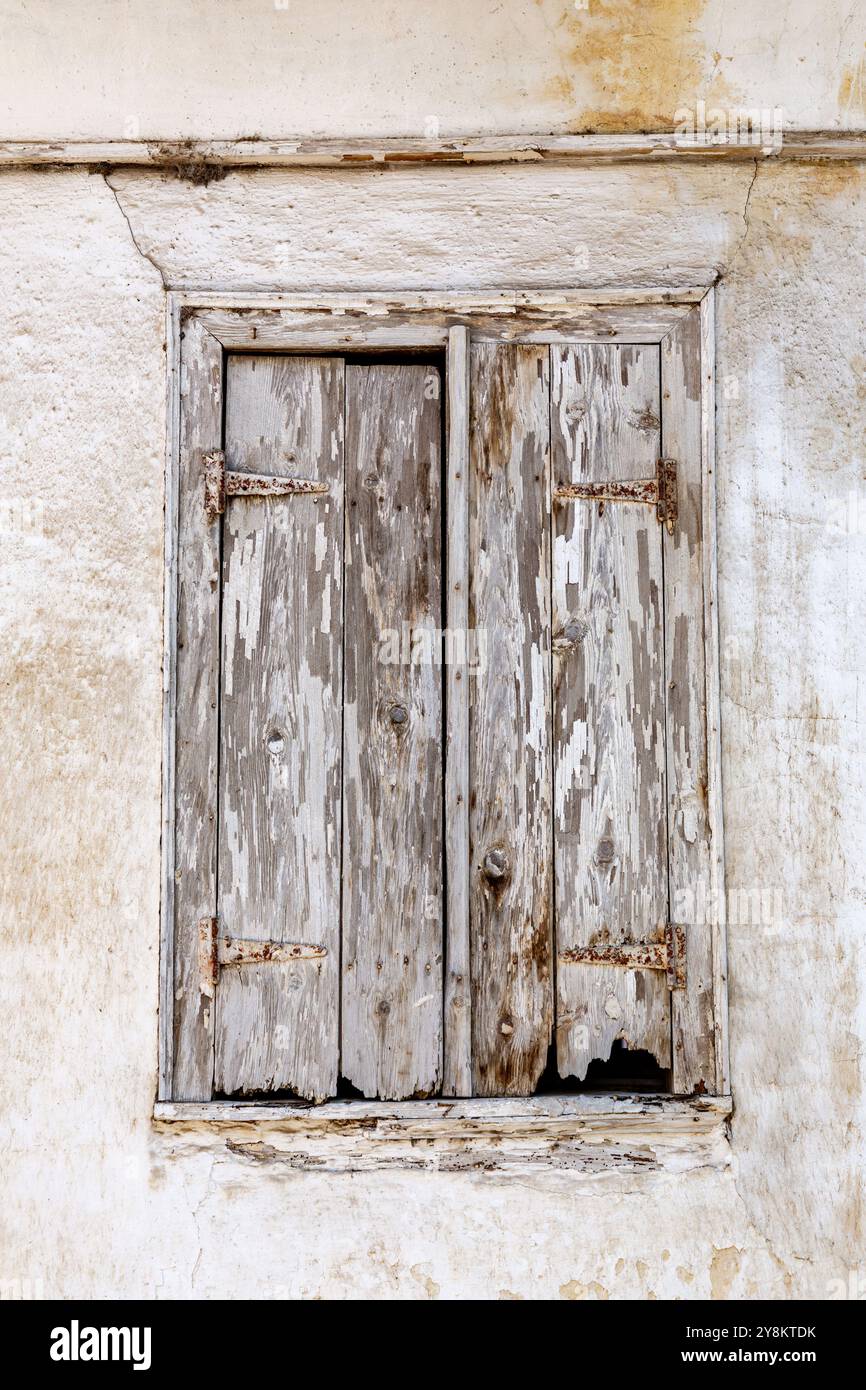 Details aus einem kunstvollen, schäbigen Fenster eines historischen Gebäudes, klassische architektonische Details aus nächster Nähe Stockfoto