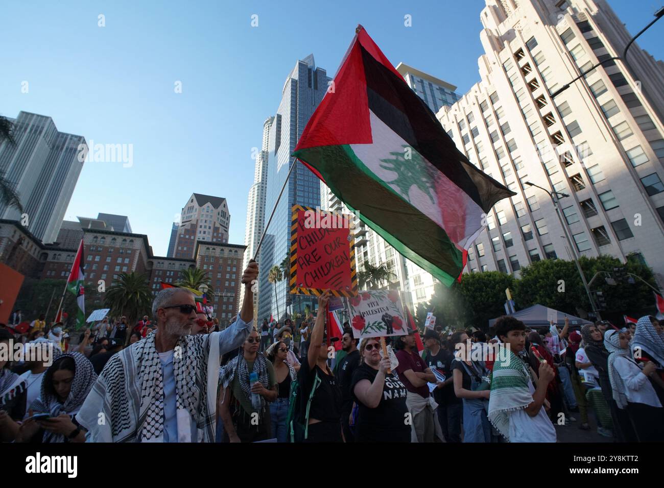 5. Oktober 2024 Los Angeles, California City Hall, Thousand Marsch durch Los Angeles in Richtung Rathaus Protest ein Jahr Völkermord, ein Jahr Widerstand, bezieht sich auf den anhaltenden Konflikt und Widerstand in Gaza und Palästina. Im vergangenen Jahr hat das Gesundheitsministerium von Gaza über 40.000 Märtyrer gemeldet, wobei Prognosen auf über 189.000 Märtyrer schließen. Trotzdem haben die Palästinenser in Gaza, in ganz Palästina und auf der ganzen Welt ihren Widerstand gegen das, was sie als völkermörderisches zionistisches Projekt bezeichnen, standhaft gehalten. Stockfoto