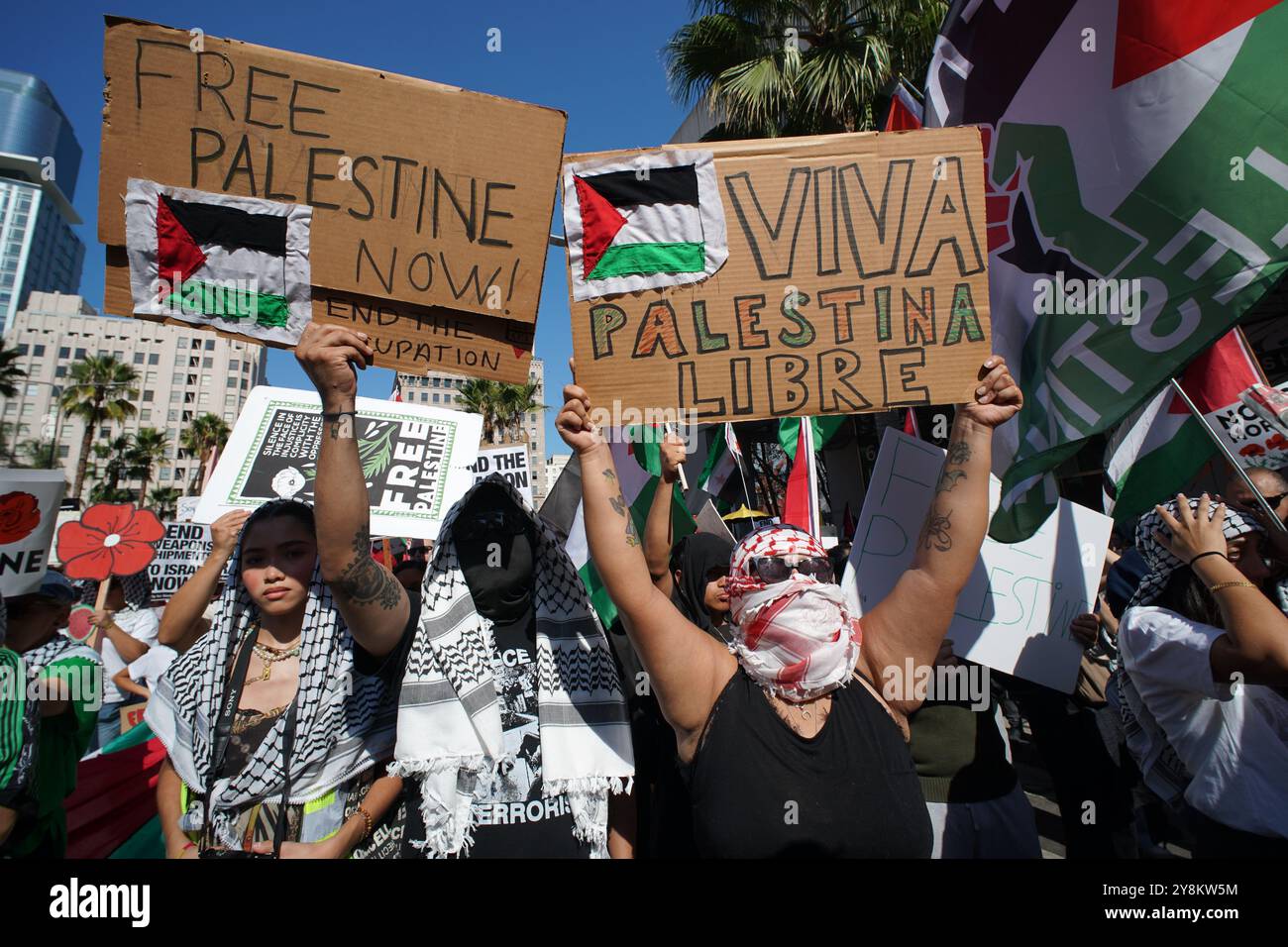 5. Oktober 2024 Los Angeles, California City Hall, Thousand Marsch durch Los Angeles in Richtung Rathaus Protest ein Jahr Völkermord, ein Jahr Widerstand, bezieht sich auf den anhaltenden Konflikt und Widerstand in Gaza und Palästina. Im vergangenen Jahr hat das Gesundheitsministerium von Gaza über 40.000 Märtyrer gemeldet, wobei Prognosen auf über 189.000 Märtyrer schließen. Trotzdem haben die Palästinenser in Gaza, in ganz Palästina und auf der ganzen Welt ihren Widerstand gegen das, was sie als völkermörderisches zionistisches Projekt bezeichnen, standhaft gehalten. Stockfoto