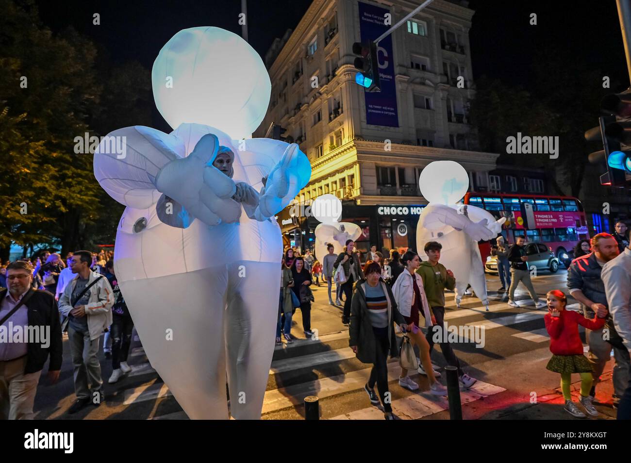 Skopje, Nordmazedonien. Oktober 2024. Mitglieder der französischen Theatertruppe Compagnie des Quidams spielen das Stück Herbert's Dream im Rahmen der „Weißen Nacht“-Veranstaltung in Skopje, Nordmakedonien, 5. Oktober 2024. Quelle: Tomislav Georgiev/Xinhua/Alamy Live News Stockfoto