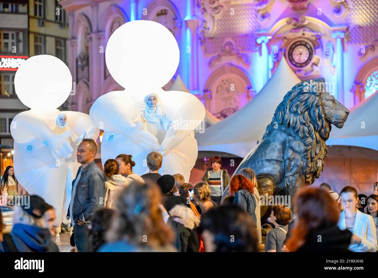 Skopje, Nordmazedonien. Oktober 2024. Mitglieder der französischen Theatertruppe Compagnie des Quidams spielen das Stück Herbert's Dream im Rahmen der „Weißen Nacht“-Veranstaltung in Skopje, Nordmakedonien, 5. Oktober 2024. Quelle: Tomislav Georgiev/Xinhua/Alamy Live News Stockfoto