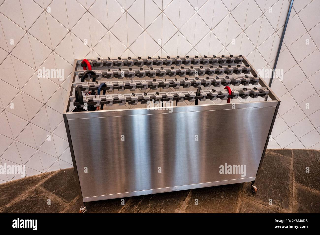 Abschließbarer Staufach aus Edelstahl für Regenschirme Stockfoto