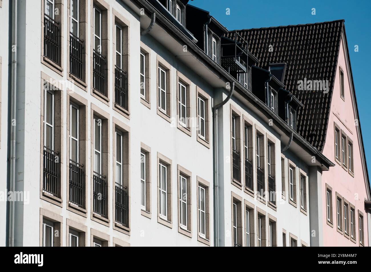 Düsseldorf 06.10.2024 Wohnungen Wohnungsnot Mietswohnung Mieten Mietpreis soziale Wohnungsbau Sozialwohnung Immobilien Wohnraummangel Wohnung Baustelle Neubau Mehrfamilienhaus Mietspiegel Mietpreisspiegel Immobilie Wohnungsmangel Baustau Wohnimmobilie Wohnungsimmobilien Mietpreise Altbau Leerstand Baumaterial Baustoffe Ballungsgebiet bezahlbarer Wohnraum CO2-Preis CO2 Bundes-Klimaschutzgesetz Heizen Heizung Klimapaket Mieter Vermieter Mietpreisbremse Klimasteuer Energiewende Büro Homeoffice Home-Office Konjunkturpaket Grundsteuererklärung Wohngeld Grundsteuererklärung Wohngeld Wohngeld Wohngeld Wohngeld Stockfoto