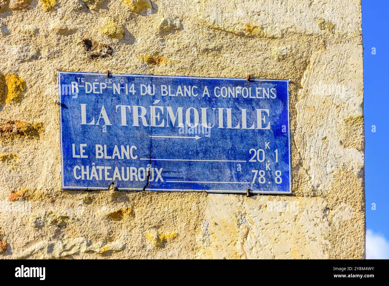 Altes Keramikschild mit Richtung 'La Trémouille' an der Hauswand - La Trimouille, Vienne (86), Frankreich. Stockfoto