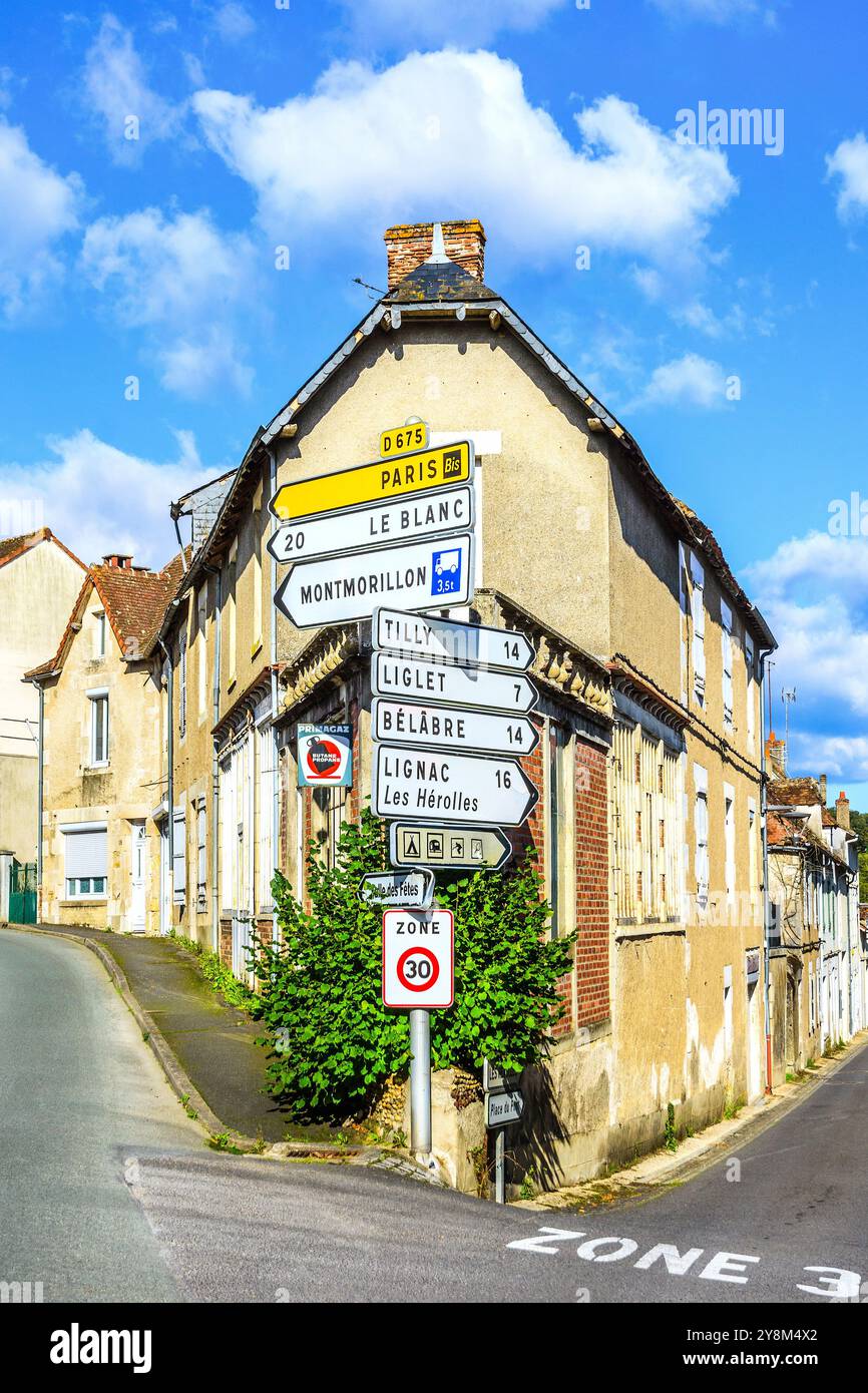 Corher House an der Straßenkreuzung mit multidirektionalen Schildern und Informationen - La Trimouille, Vienne (86), Frankreich. Stockfoto