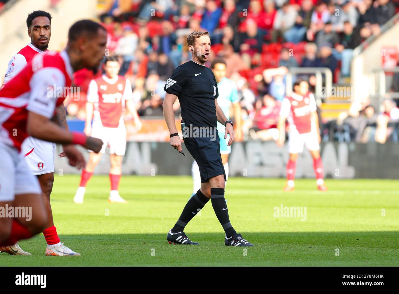 AESSEAL New York Stadium, Rotherham, England - 5. Oktober 2024 Schiedsrichter Ben Toner - während des Spiels Rotherham United gegen Reading, Sky Bet Championship, 2024/25, AESSEAL New York Stadium, Rotherham, England - 5. Oktober 2024 Credit: Mathew Marsden/WhiteRosePhotos/Alamy Live News Stockfoto