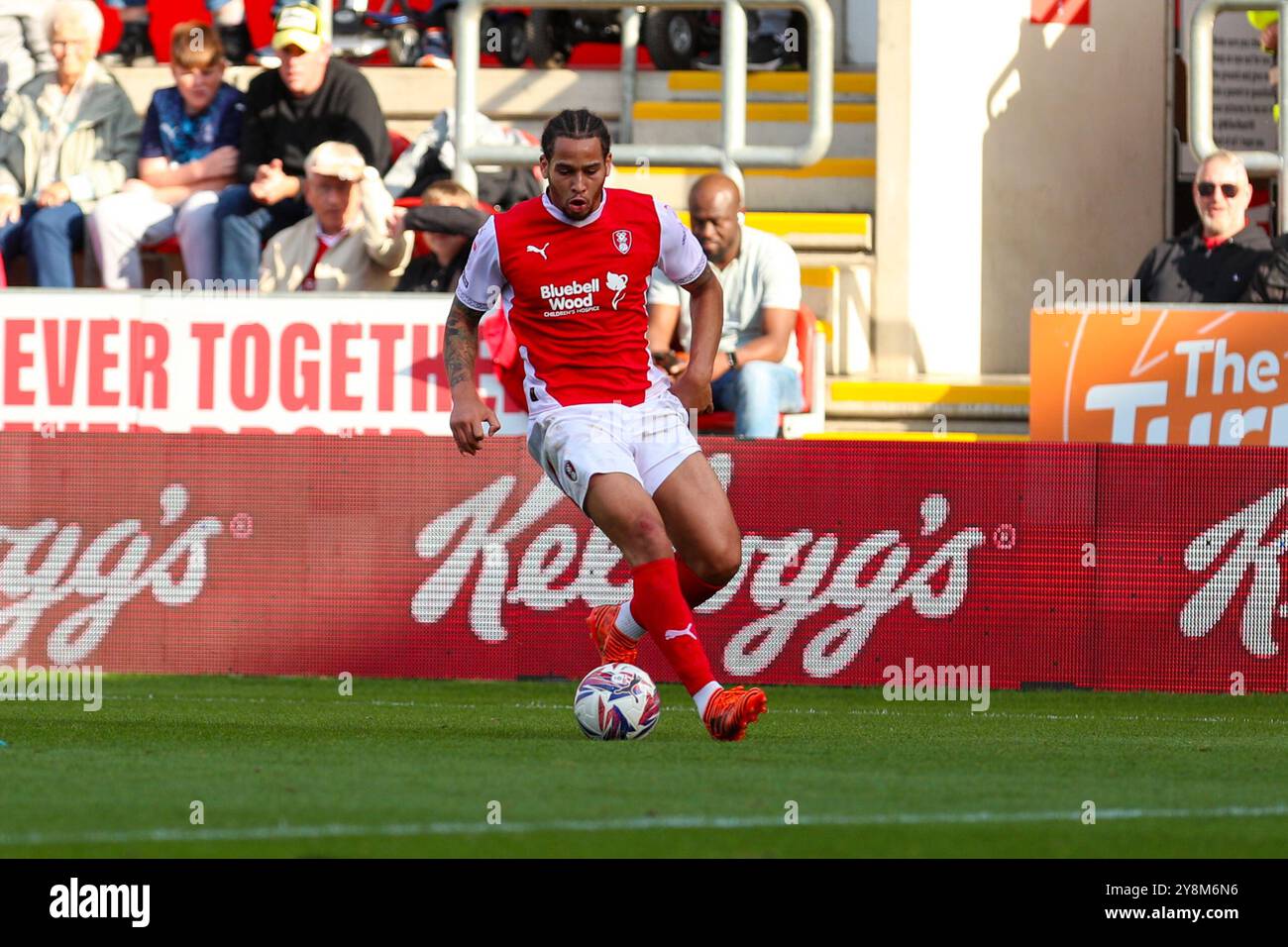 AESSEAL New York Stadium, Rotherham, England - 5. Oktober 2024 Sam Nombe (8) von Rotherham United am Ball - während des Spiels Rotherham United vs Reading, Sky Bet Championship, 2024/25, AESSEAL New York Stadium, Rotherham, England - 5. Oktober 2024 Credit: Mathew Marsden/WhiteRosePhotos/Alamy Live News Stockfoto