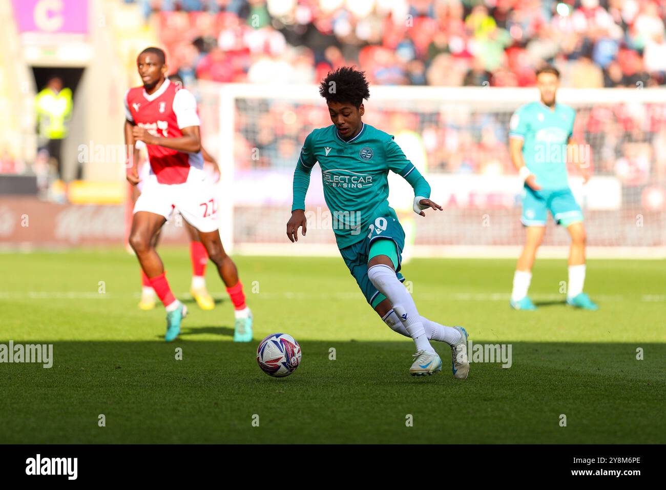 AESSEAL New York Stadium, Rotherham, England - 5. Oktober 2024 Andre Garcia (30) von Reading on the Ball - während des Spiels Rotherham United vs Reading, Sky Bet Championship, 2024/25, AESSEAL New York Stadium, Rotherham, England - 5. Oktober 2024 Credit: Mathew Marsden/WhiteRosePhotos/Alamy Live News Stockfoto