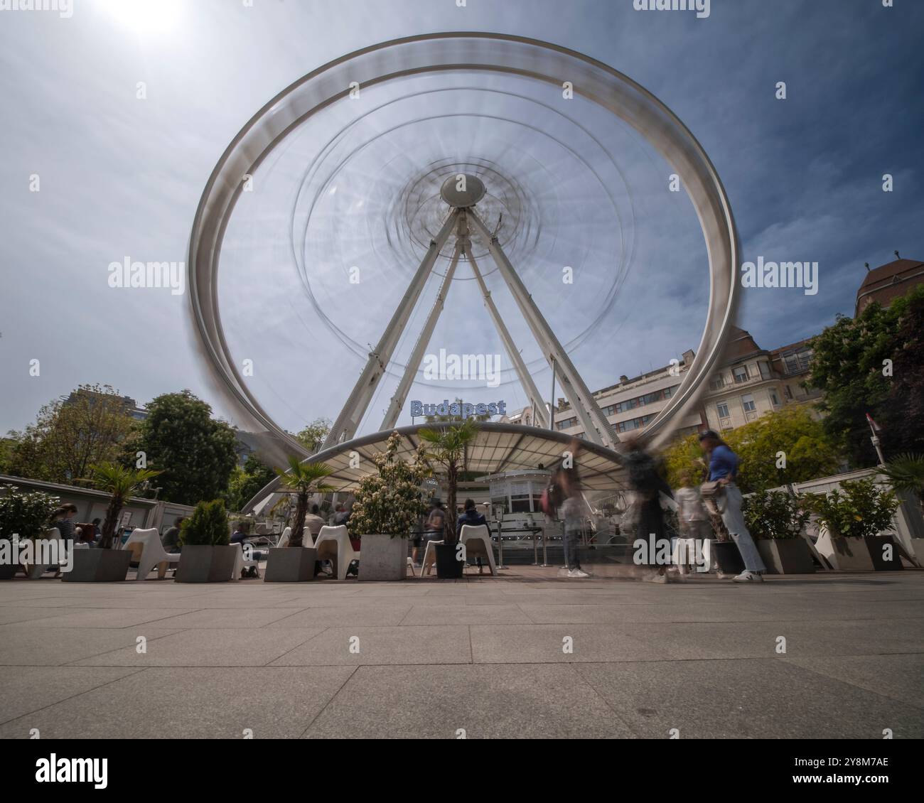 Einzigartige Ausblicke auf die größte Sehenswürdigkeit Budapests. Fantastischer Aussichtspunkt in die Stadt von diesem Riesenrad aus. Stockfoto
