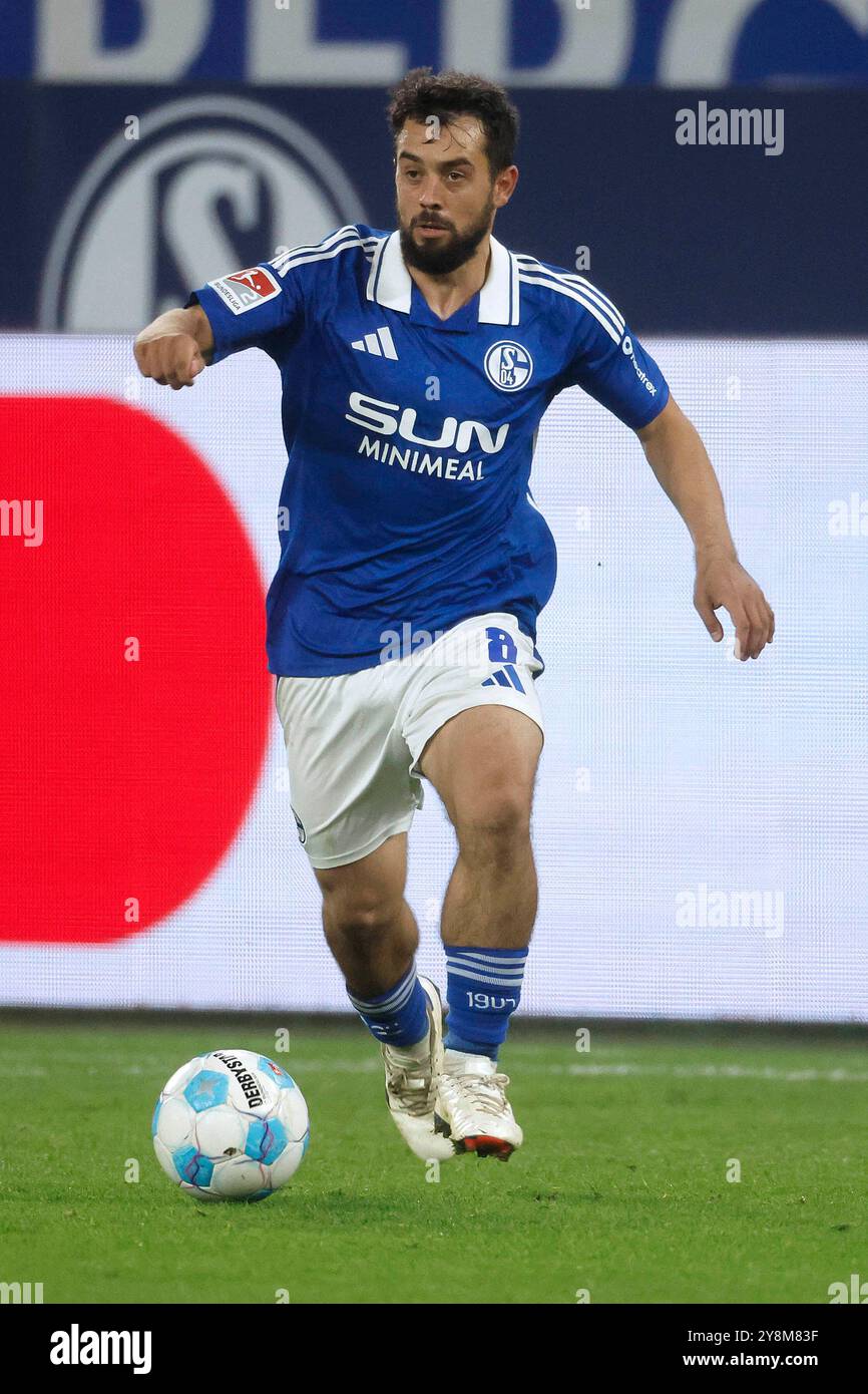 Gelsenkirchen, Deutschland, 2. Fussball-Bundesliga 8. Spieltag FC Schalke 04 gegen Hertha BSC Berlin 2-2 am 05.10. 2024 in der Veltins Arena auf Schalke in Gelsenkirchen Amin YOUNES (S04) Foto: Norbert Schmidt, Düsseldorf Stockfoto