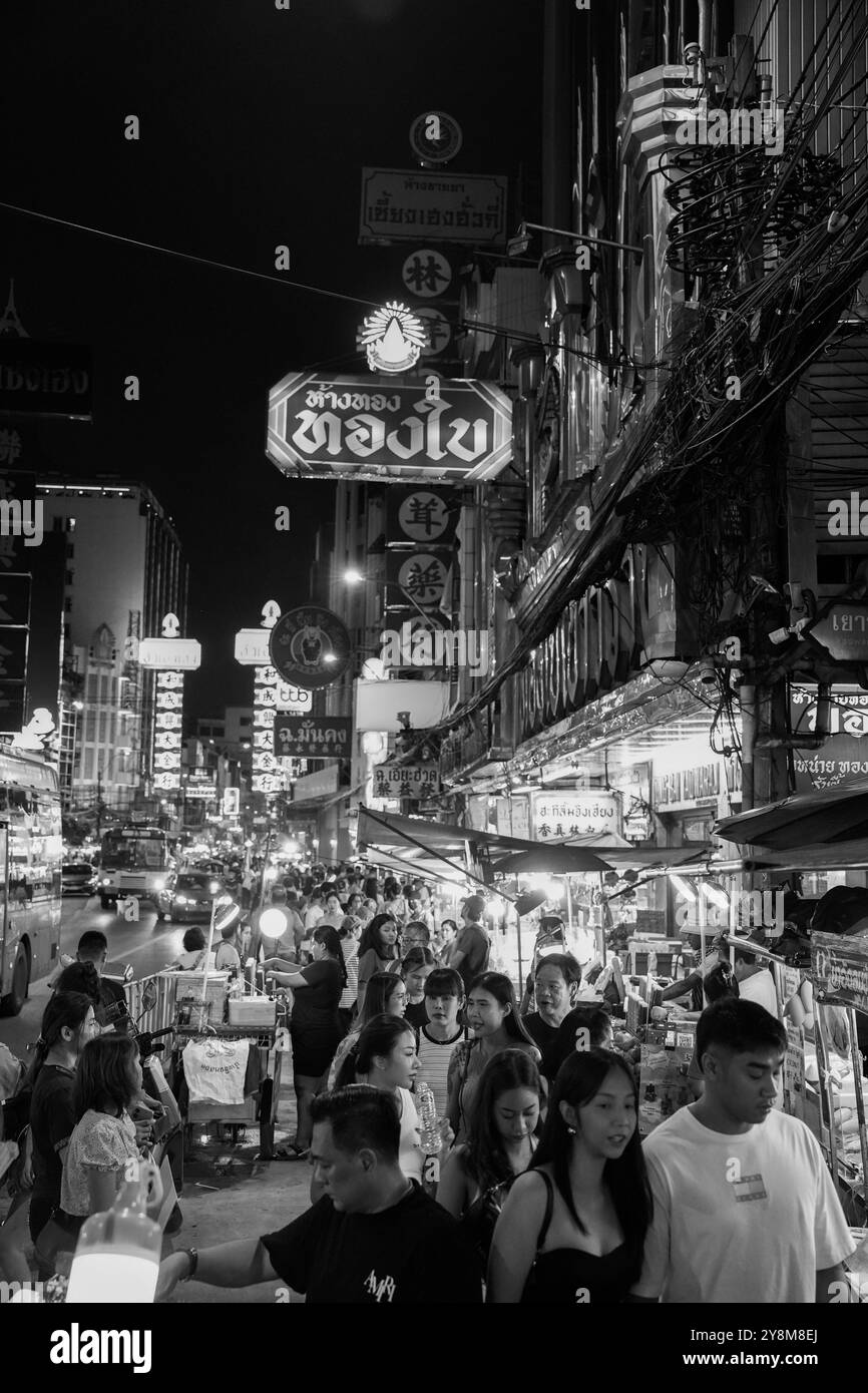 Street Life, Vibes und Atmosphäre in der Yaowarat Road von Bangkok Chinatown Thailand Asia in Schwarzweiß oder Schwarzweiß Stockfoto