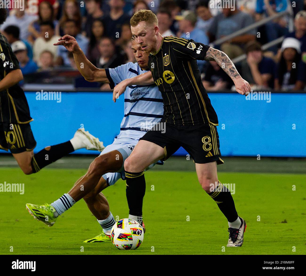 Kansas City, Kansas, USA. Oktober 2024. LAFC-Mittelfeldspieler LEWIS O’BRIEN #8 (Front-r) verteidigt am 5. Oktober 2024 im Children's Mercy Park in Kansas City, KS, gegen den sportlichen KC-Verteidiger ZORHAN BASSONG #22 (hinter-l). (Kreditbild: © Serena S.Y. Hsu/ZUMA Press Wire) NUR REDAKTIONELLE VERWENDUNG! Nicht für kommerzielle ZWECKE! Quelle: ZUMA Press, Inc./Alamy Live News Stockfoto