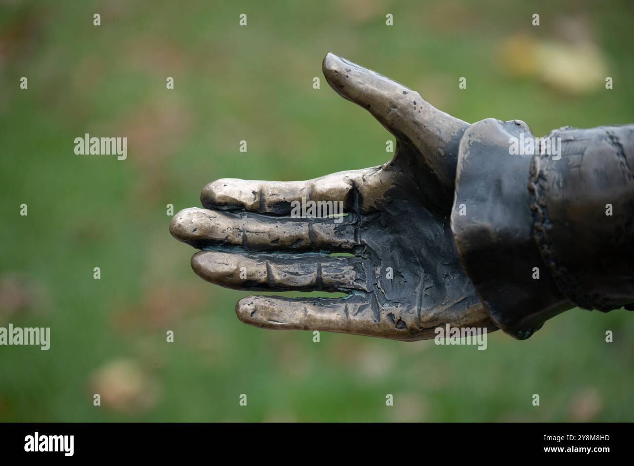 Handdetail, junge Shakespeare-Statue, Stratford-upon-Avon, Warwickshire, Großbritannien Stockfoto