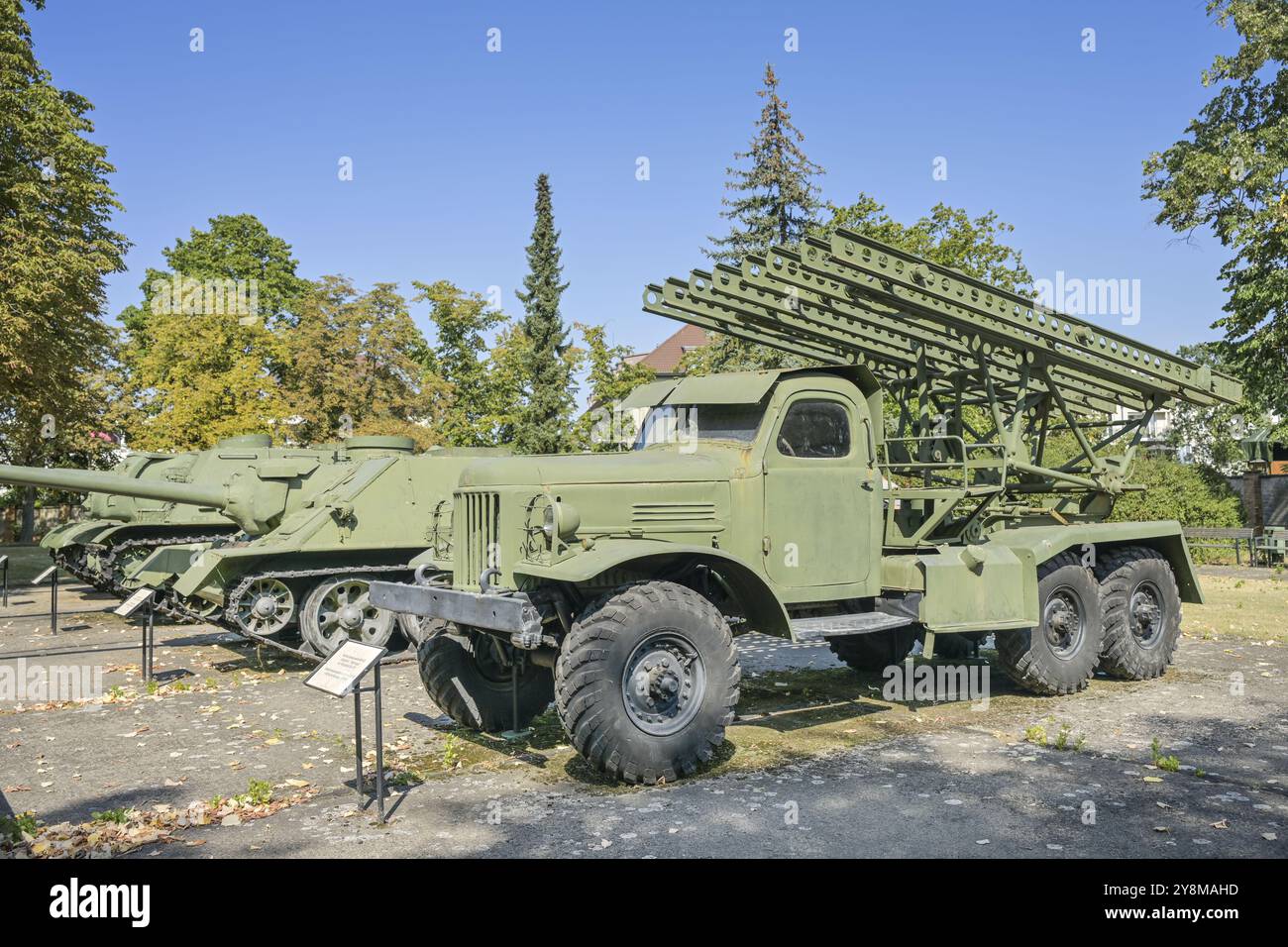 Verschiedene Kampffahrzeuge, auf dem rechten Artillerie-Raketenwerfer BM-13N Katjuscha Stalin Orgel, Museum Berlin-Karlshorst: Ort der Kapitulation am 1. Mai Stockfoto