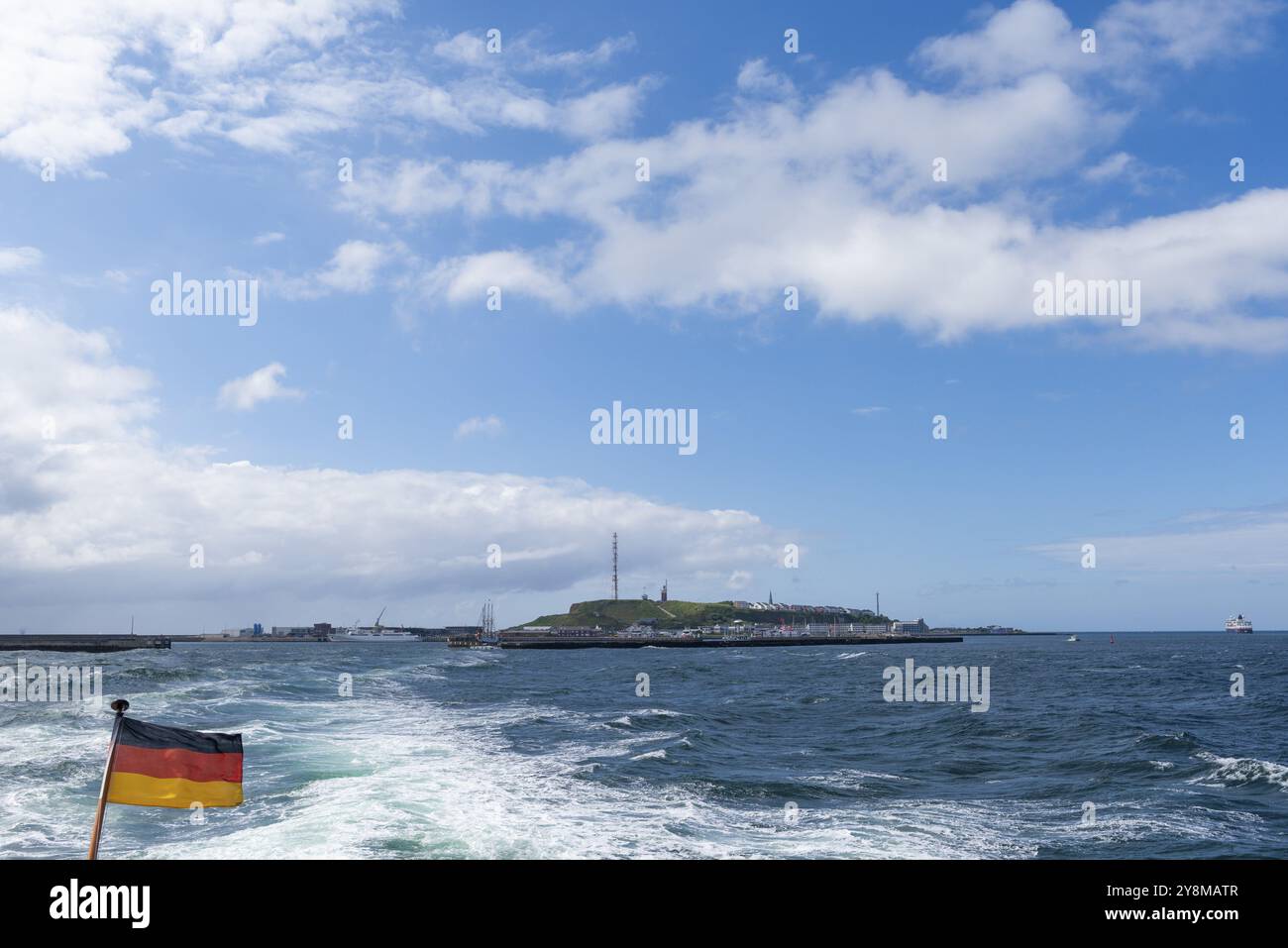 Blick von Südwesten auf die Hochseeinsel Helgoland, Hafenanlagen, Klippenküste, Unterland und Oberland, deutsche Flagge, Funkturm, Beifahrerseite Stockfoto