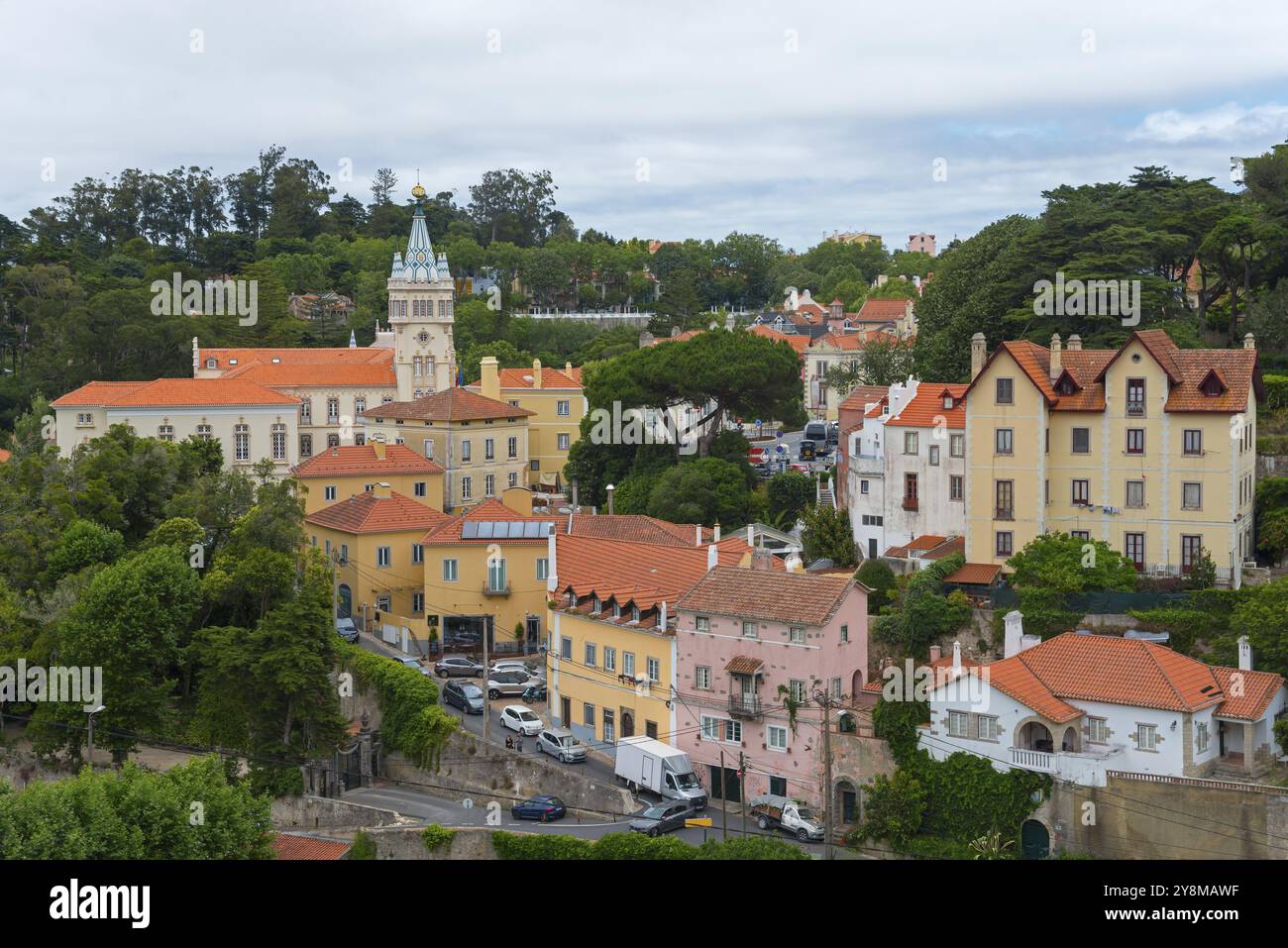 Kleine Gruppe von bunten Häusern in hügeliger, grüner Umgebung, Rathaus auf der linken Seite, Sintra, Lissabon, Portugal, Europa Stockfoto